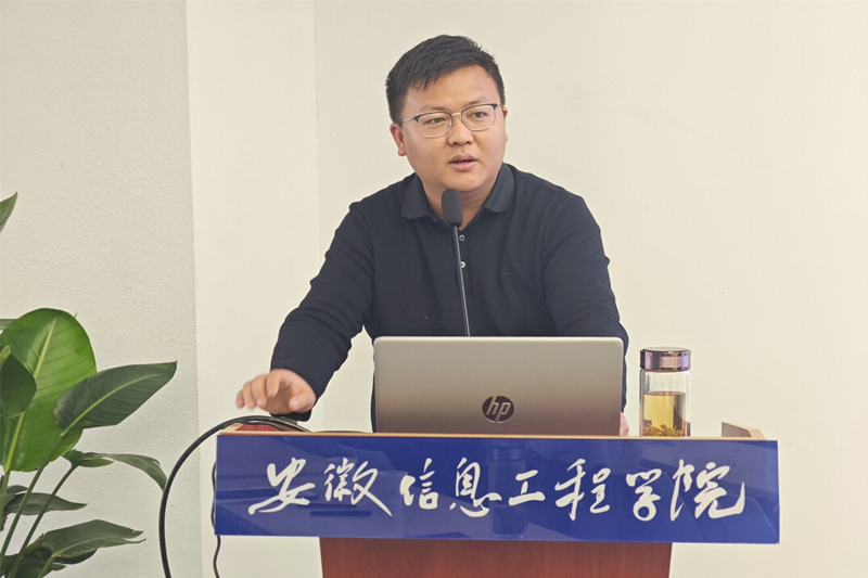 图为任晨晨主持.jpg
