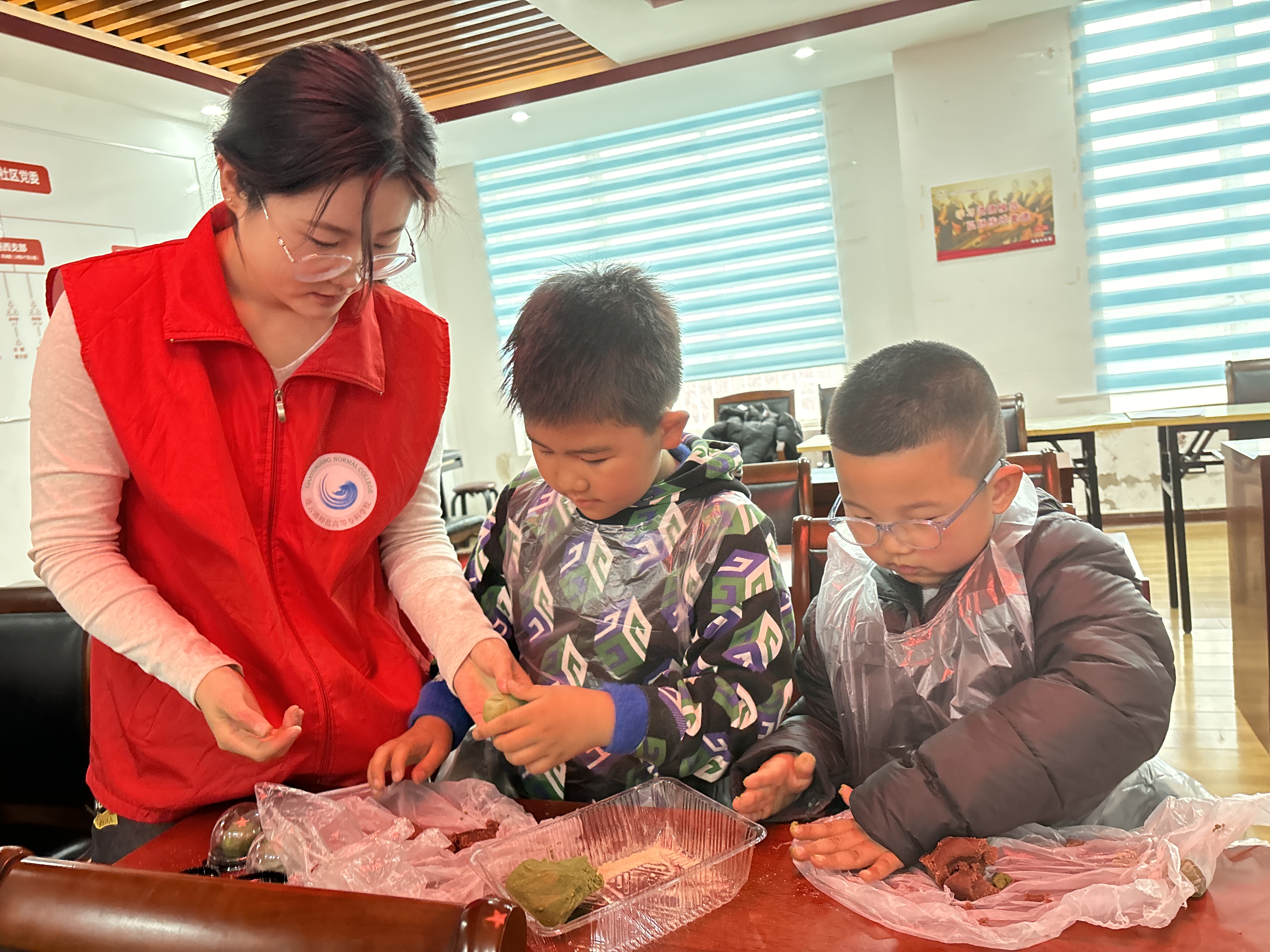 巧手做青团，传承民俗情 ——文学院赴新海街道开展清明节主题活动 .jpg