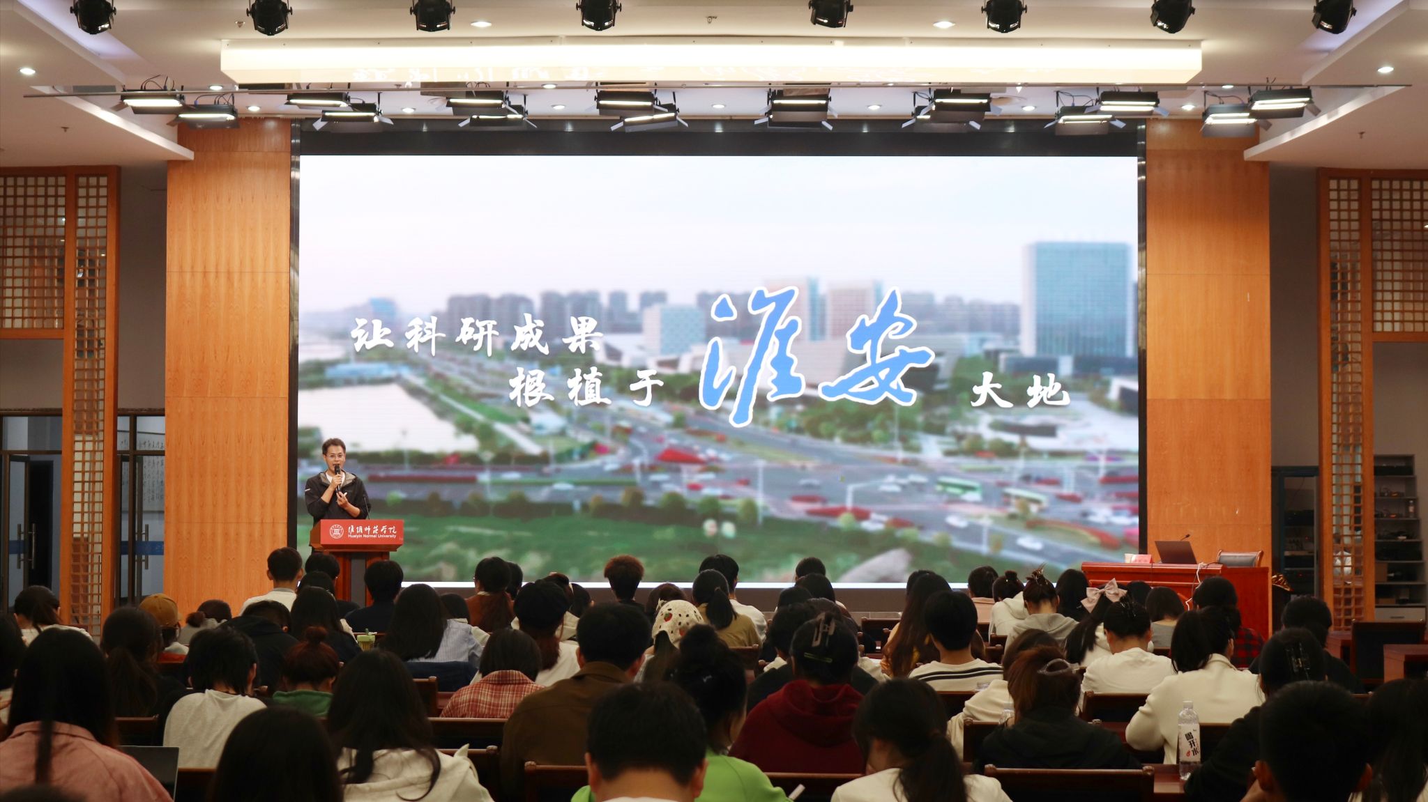 图为“劳模工匠进校园”宣讲活动现场.jpg