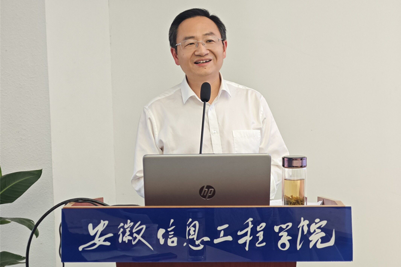 图为杨卫宏主讲.jpg