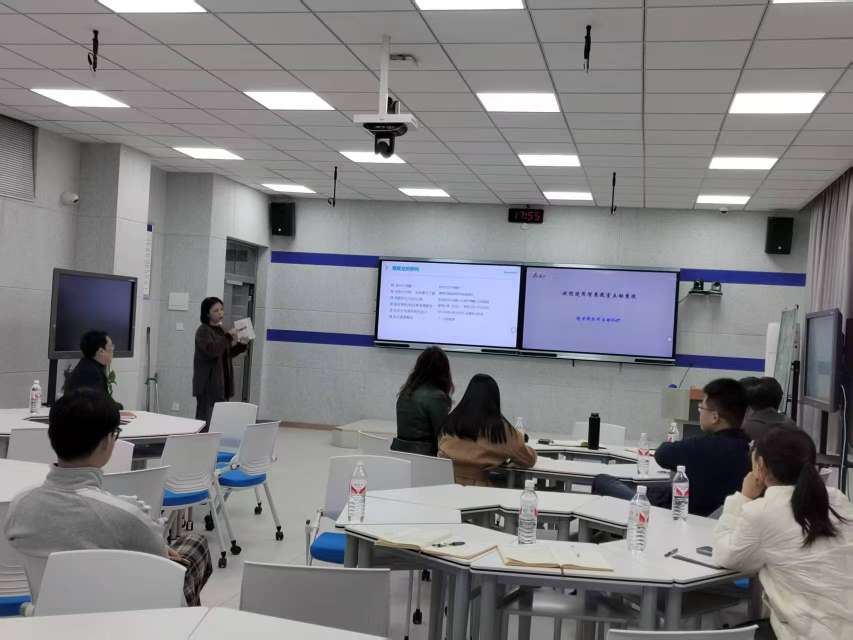 举办“生涯规划与就业指导”专题交流 (1).jpg