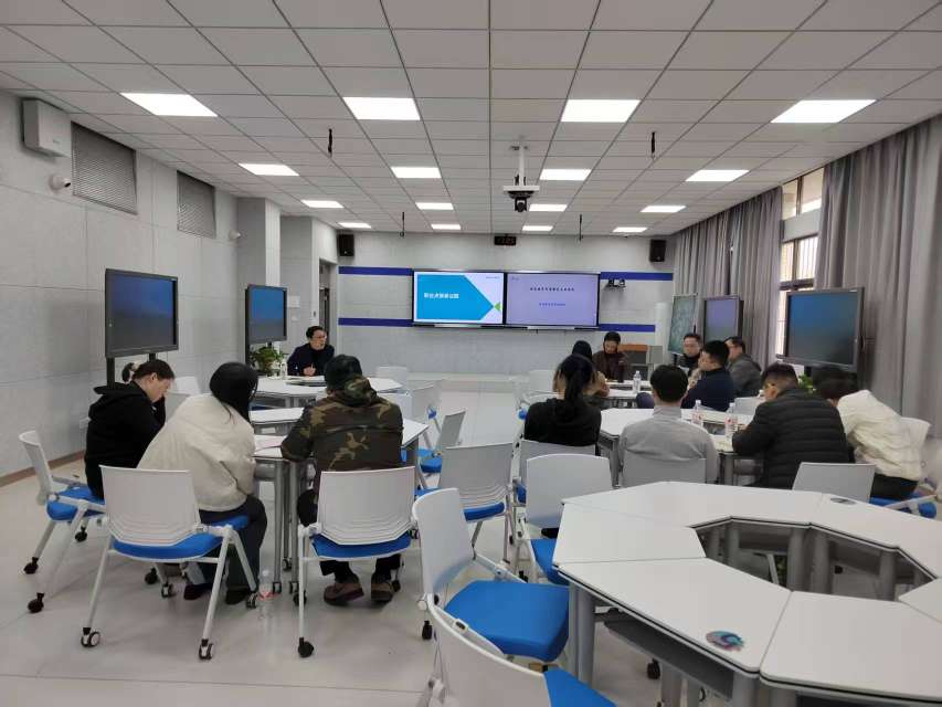 举办“生涯规划与就业指导”专题交流 (2).jpg