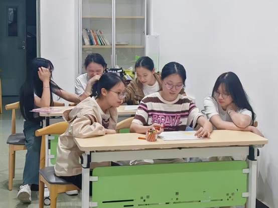 一群人在餐厅用餐AI 生成的内容可能不正确。