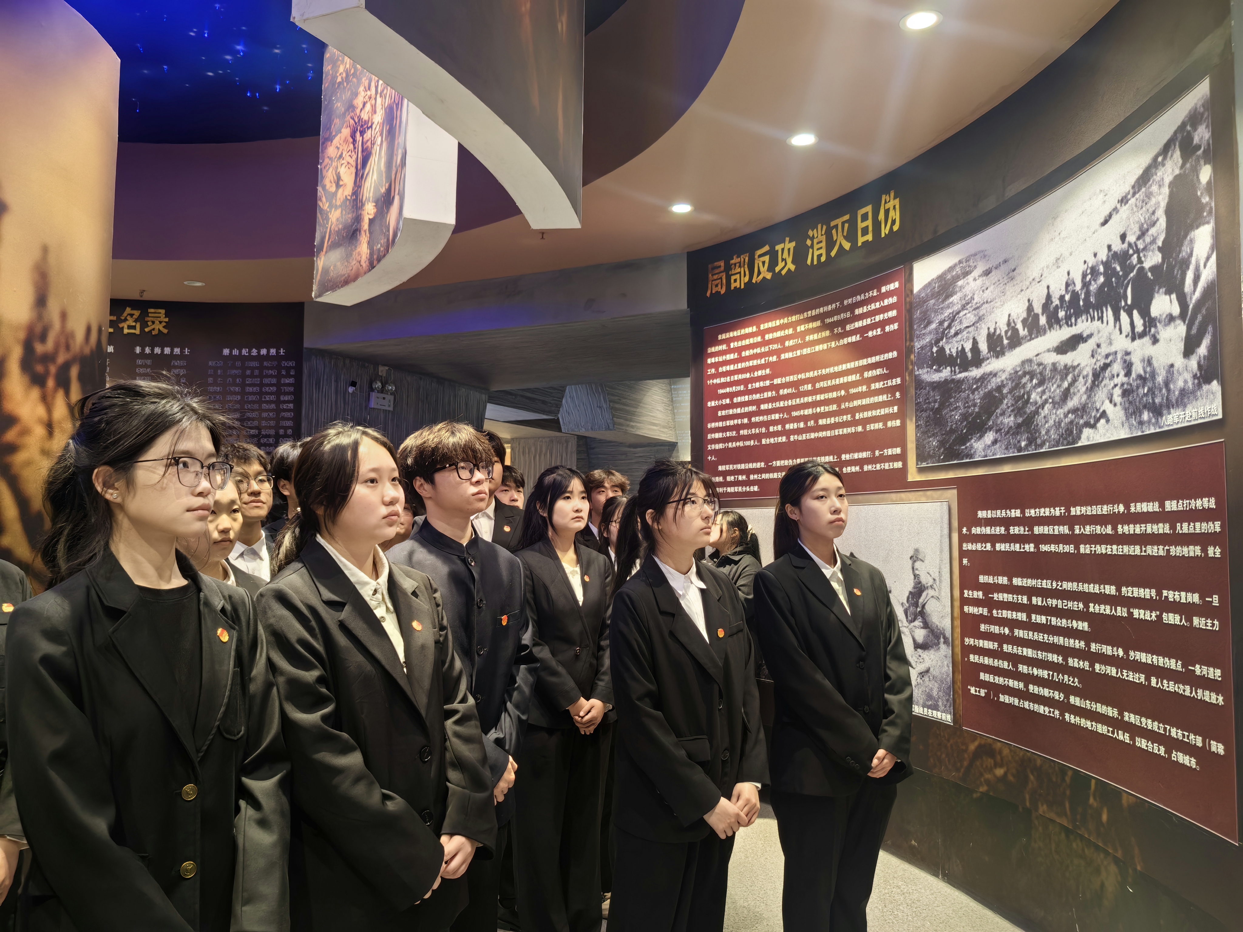 清明祭英烈，厚植家国情——校团委开展“缅怀革命先烈，传承红色基因”主题团日活动暨“青马工程”培训 (1).jpg