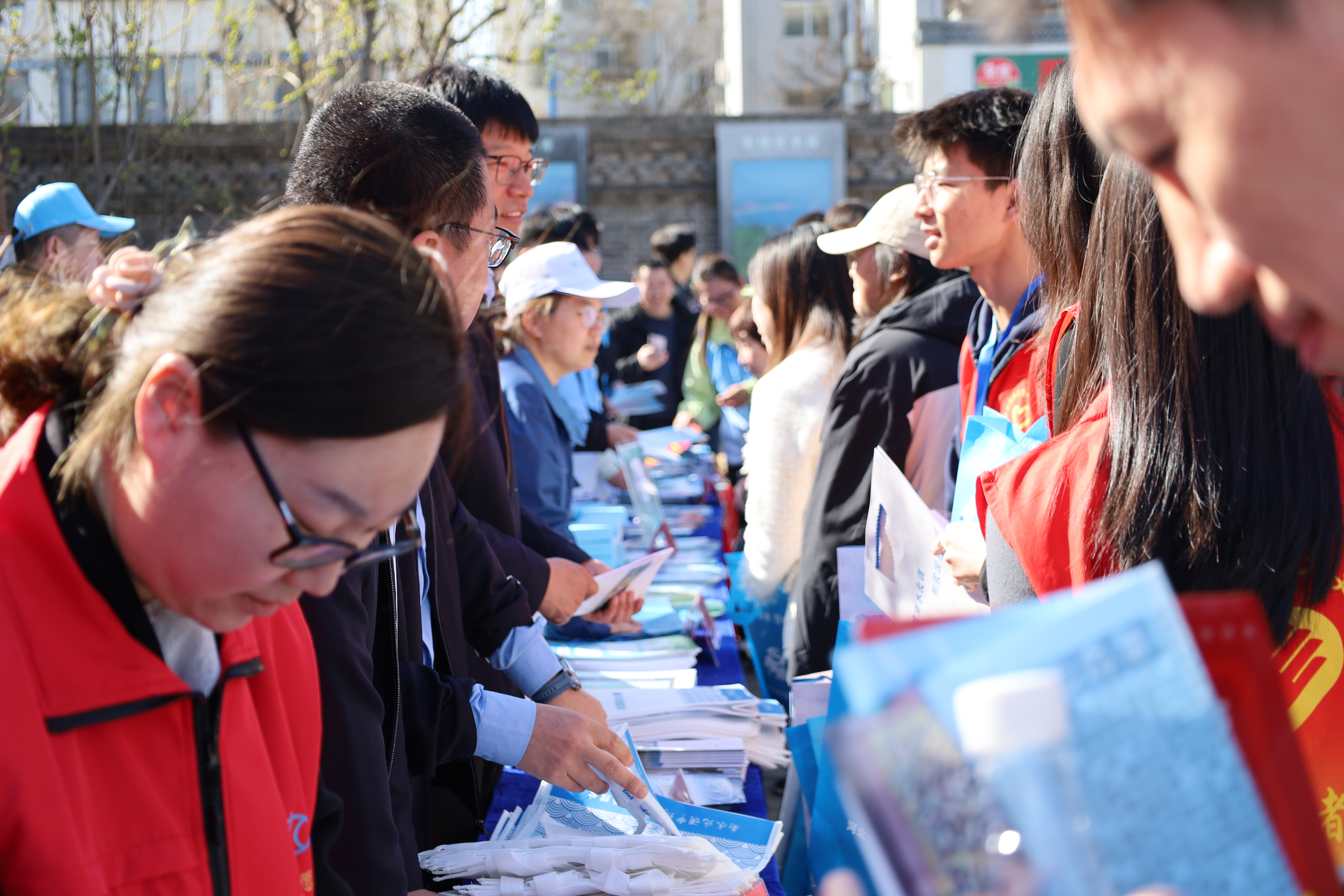 志愿者发放宣传资料.jpg 志愿者发放宣传资料.jpg