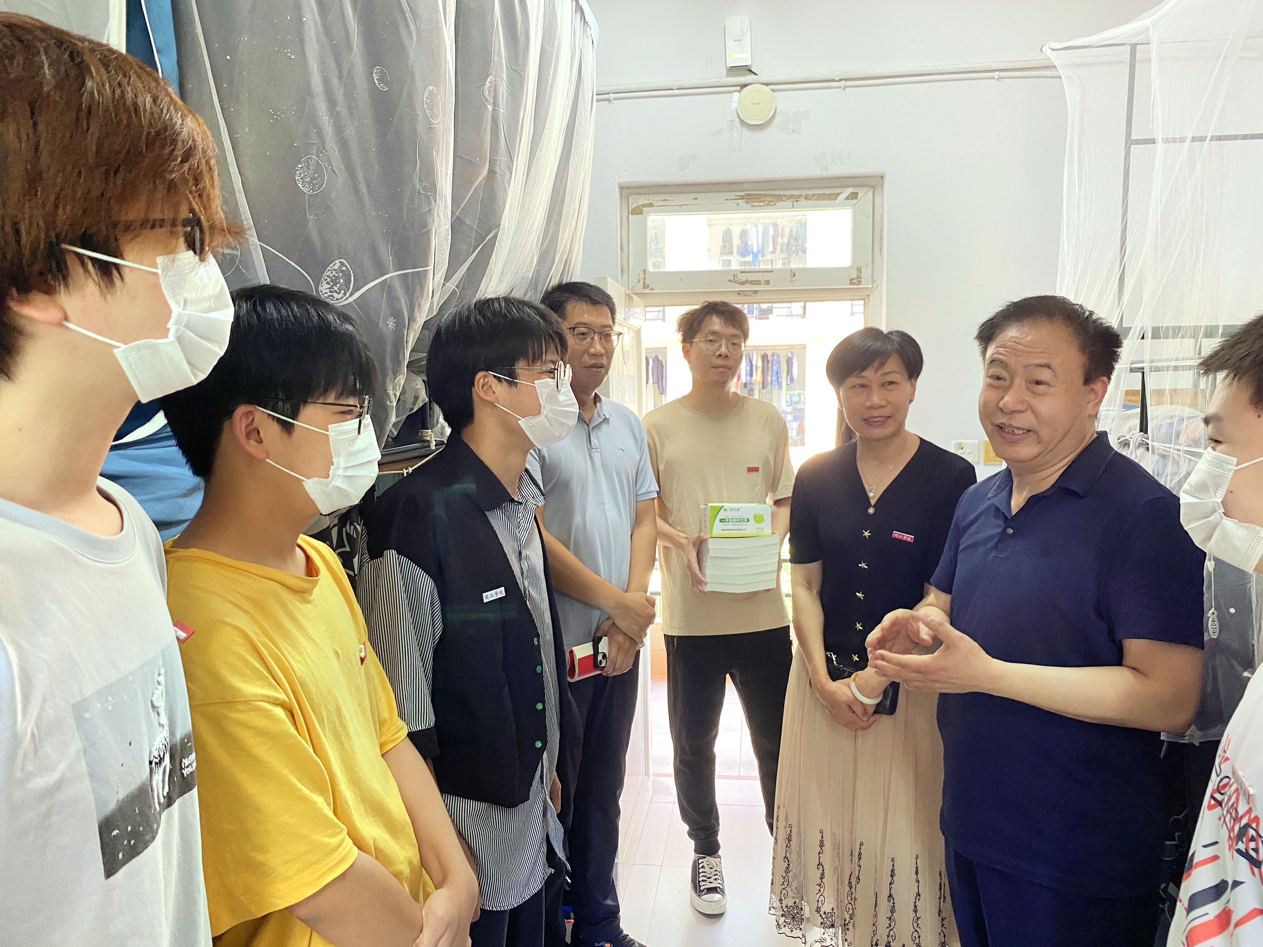 荣誉舍长舒继武校长深入学生宿舍.jpg