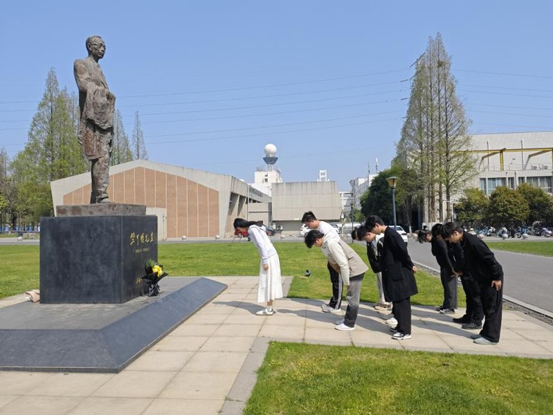 向气象先贤敬献鲜花.png 向气象先贤敬献鲜花.png