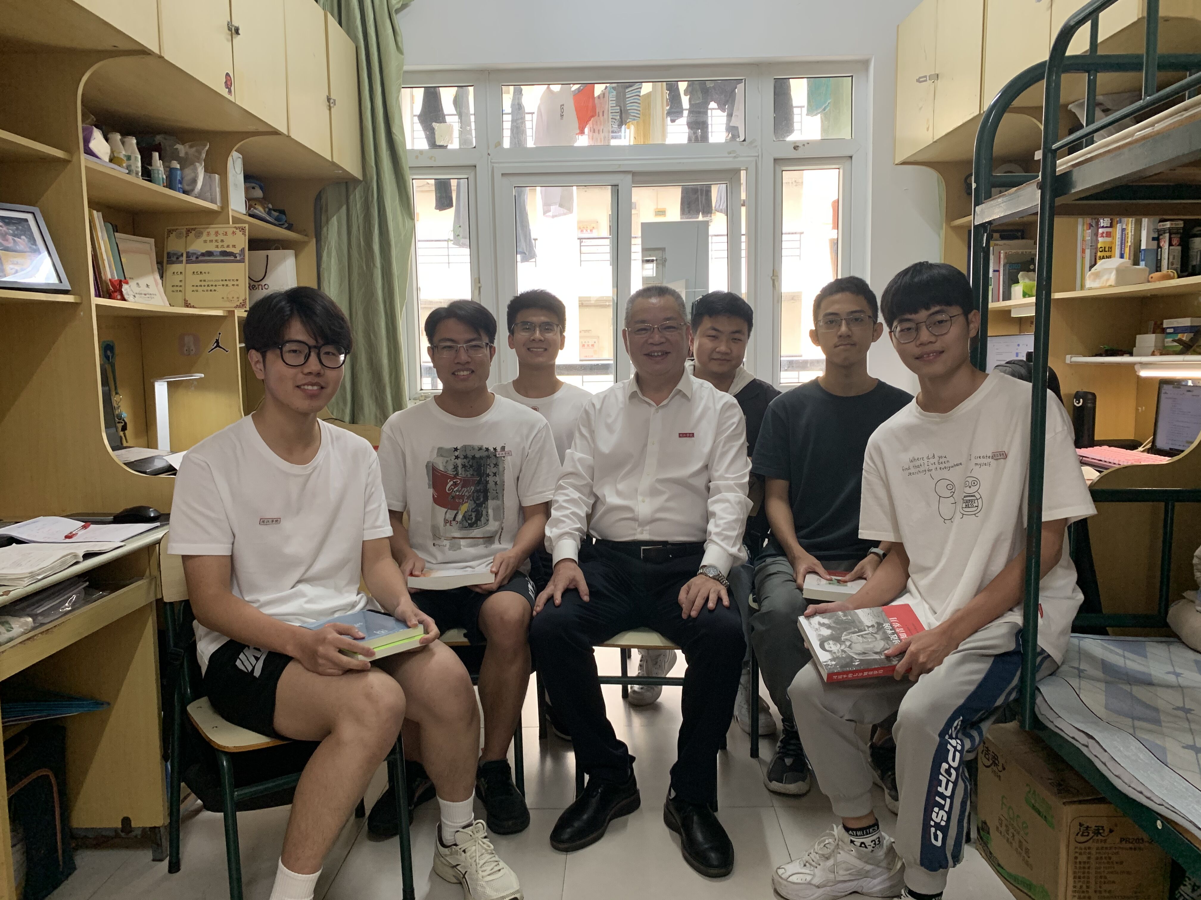 荣誉舍长叶世满书记深入学生宿舍.jpg