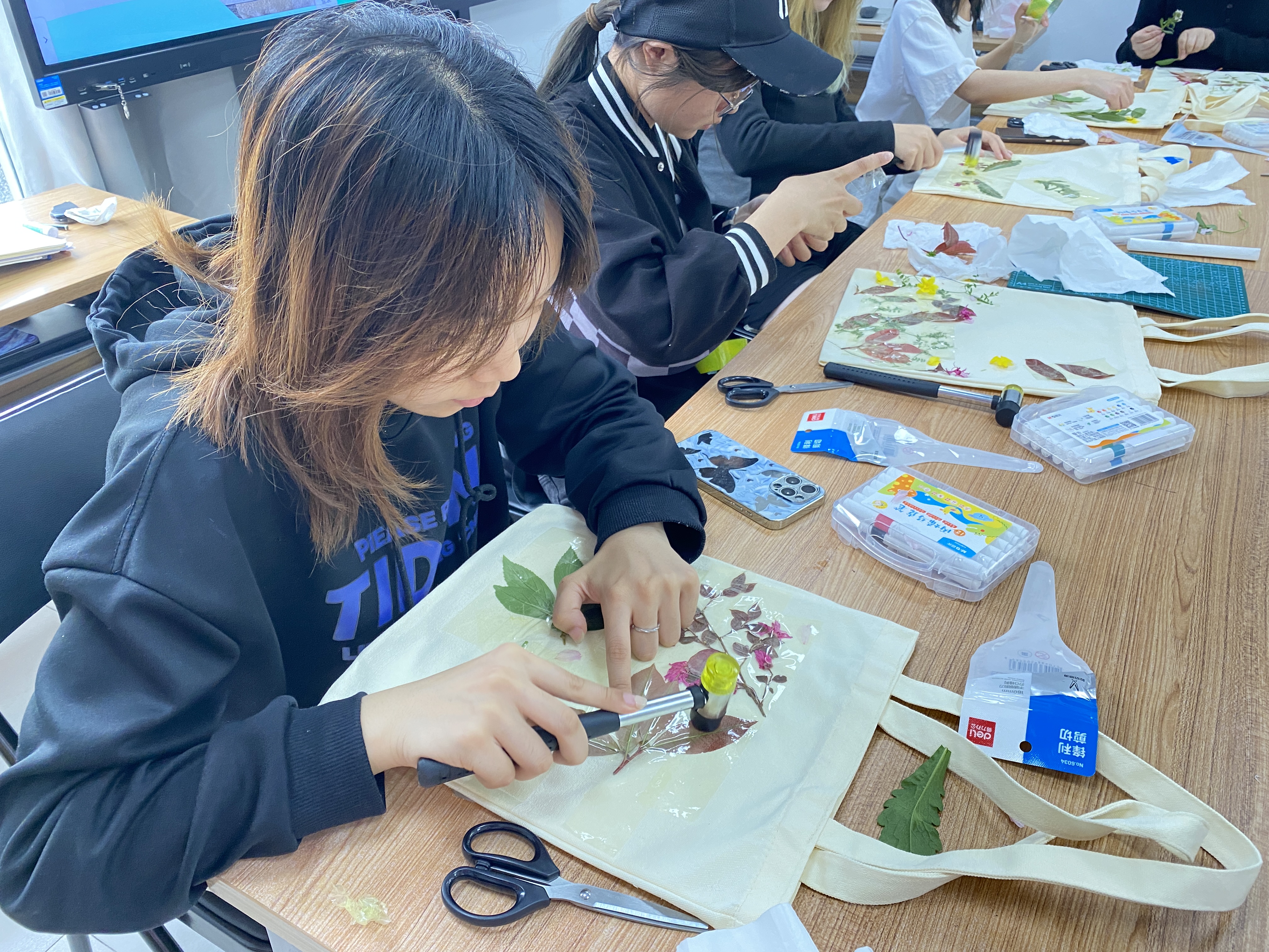 校园落叶变身千年拓印密码：非遗拓印体验课走进江大求知书院7.jpg