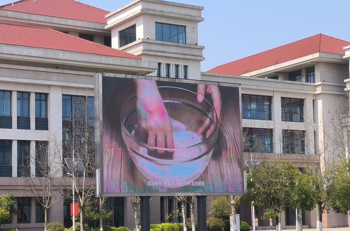 2过在学校大屏幕播放节约用水科普视频，分享节水知识和节水小妙招