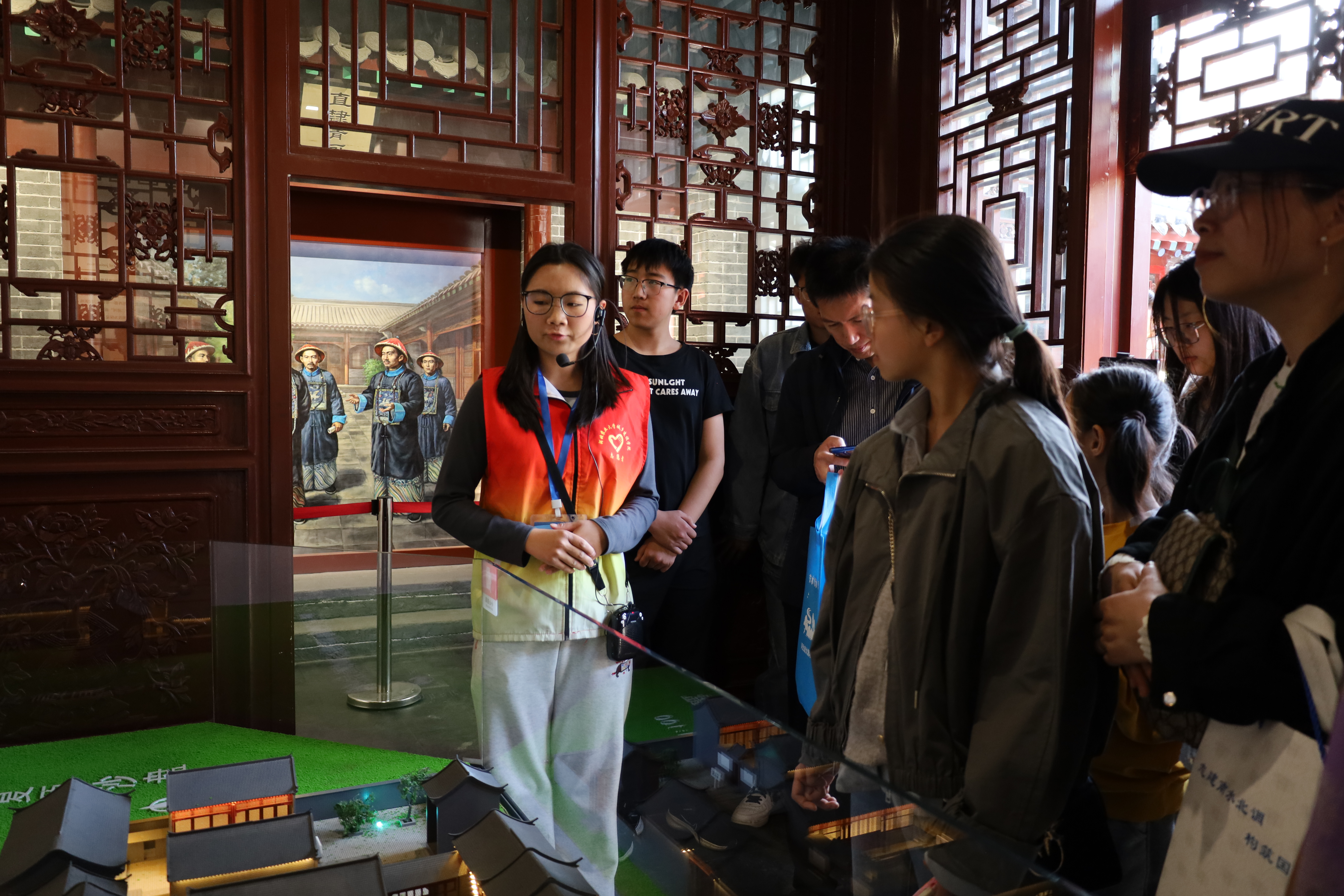 志愿者讲解照片2.jpg 志愿者讲解照片2.jpg