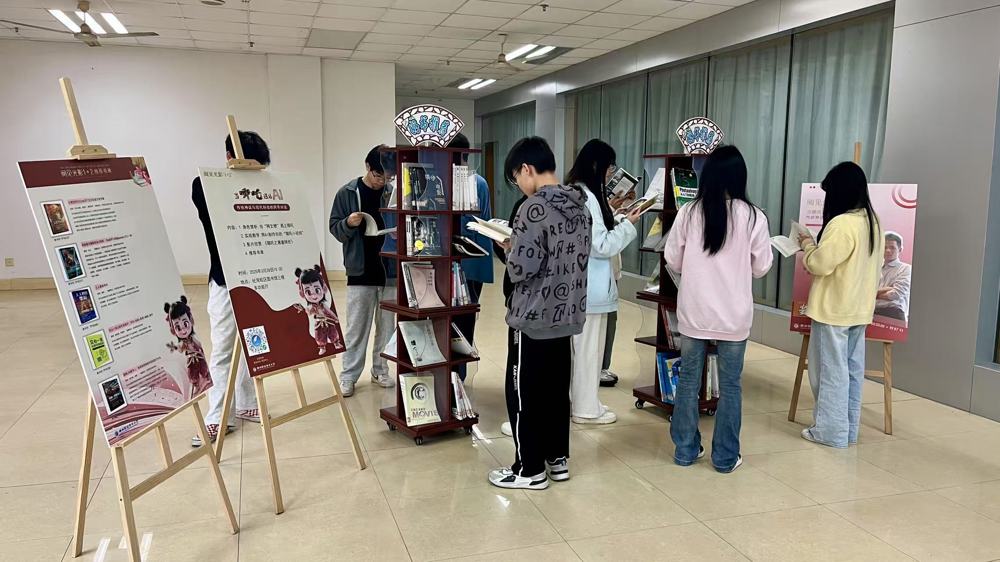 学生们浏览“光影书廊”的主题书单.jpg 学生们浏览“光影书廊”的主题书单.jpg