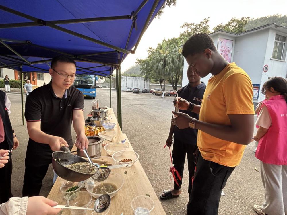 国际留学生品尝油茶.jpg