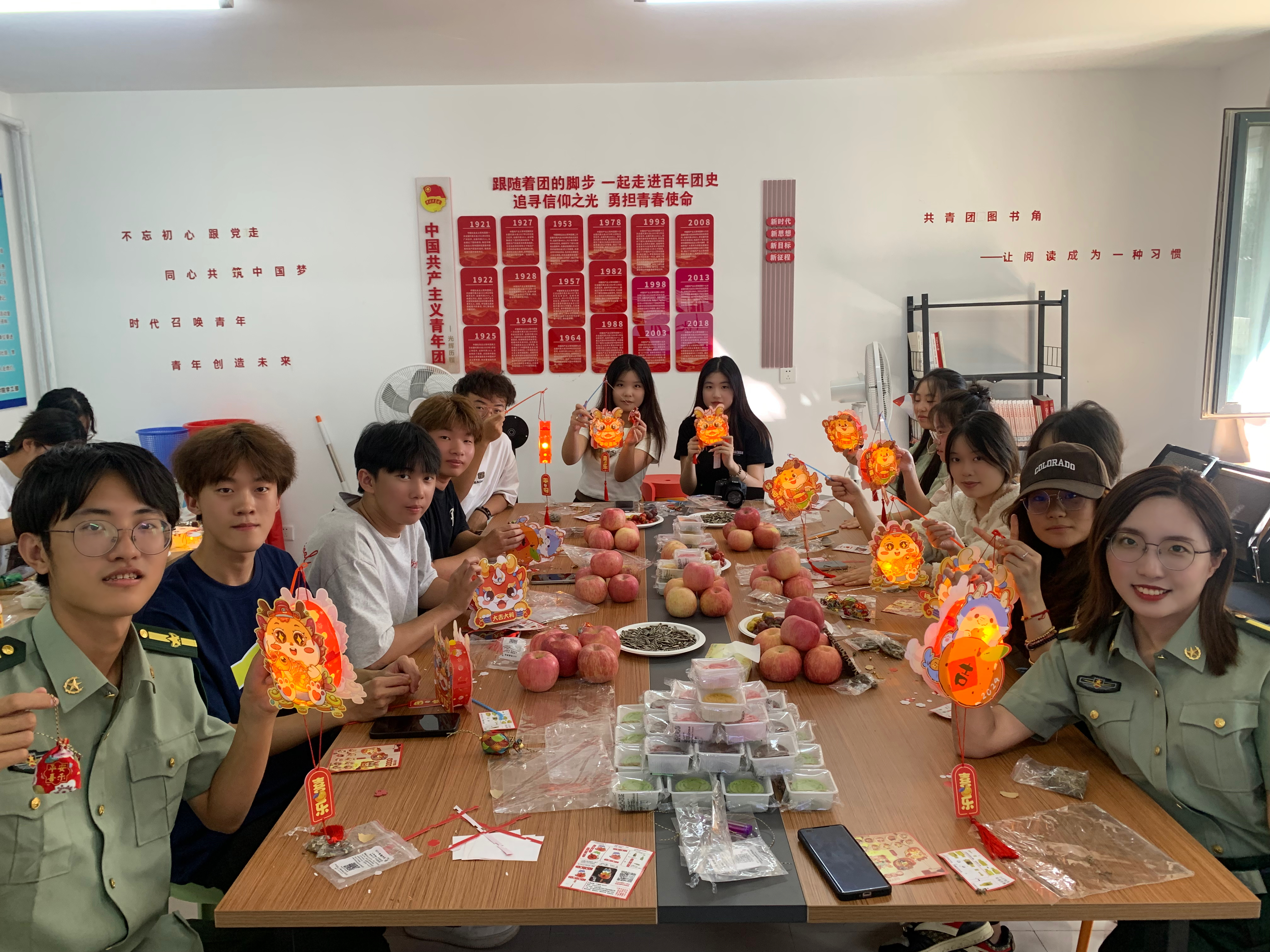 图2中秋节师生共制创意花灯.jpg