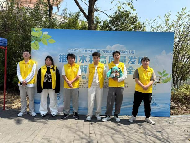 4后勤保卫处与学生处共同组织志愿者参与节水知识宣传，普及水资源现状及节水重要意义。