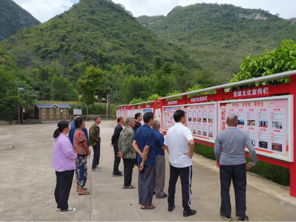 党员在认真观摩学习.png 党员在认真观摩学习.png