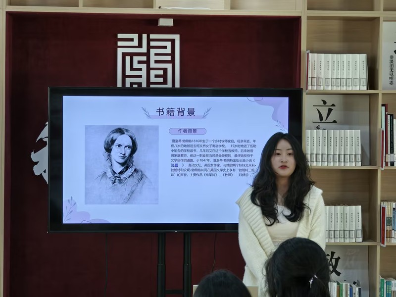 学生在红色阅读空间开展读书活动.jpg