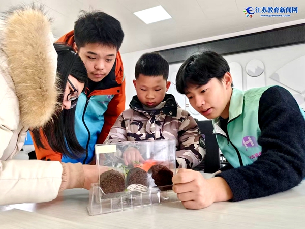 学校组织开展“传承雷锋精神 厚植家国情怀”学雷锋志愿服务月活动 (3).jpg
