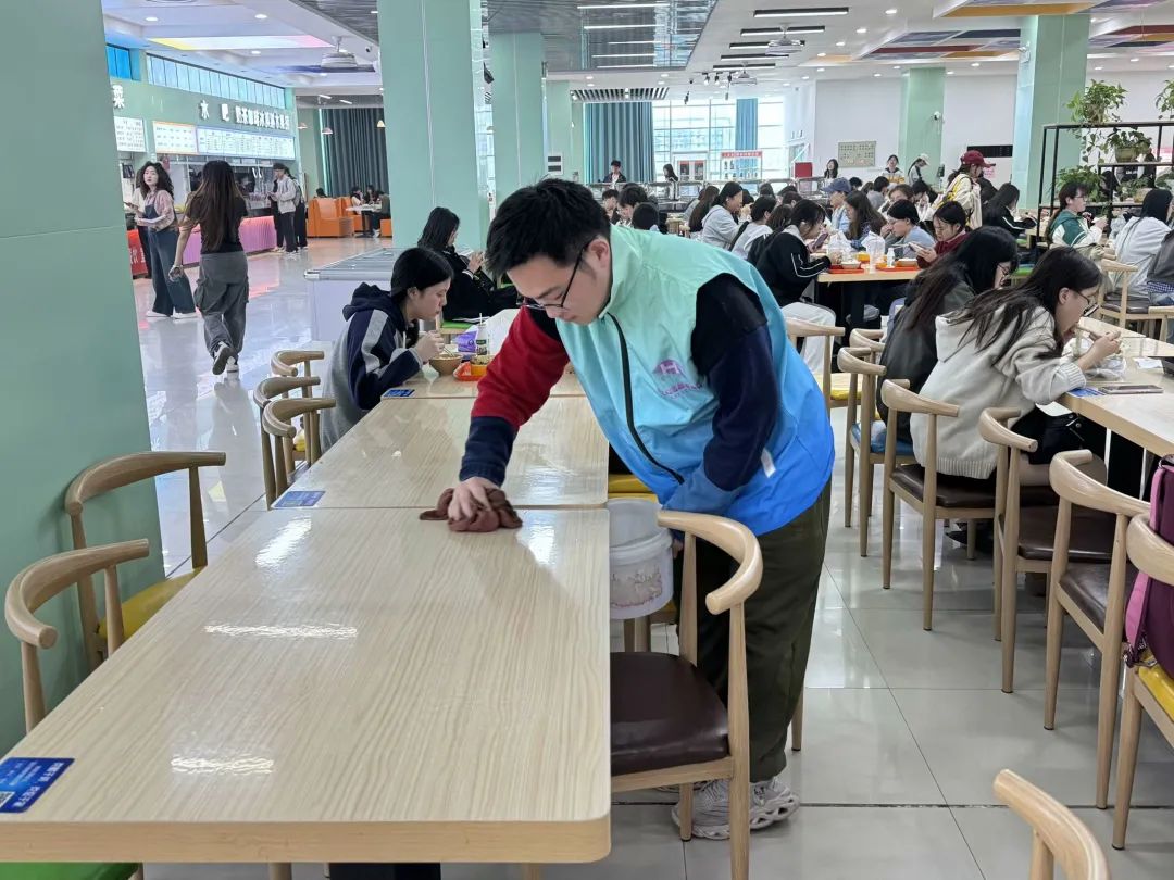 海洋港口学院“我为同学做实事 聚力节水生态兴”蓝马甲在行动.jpg