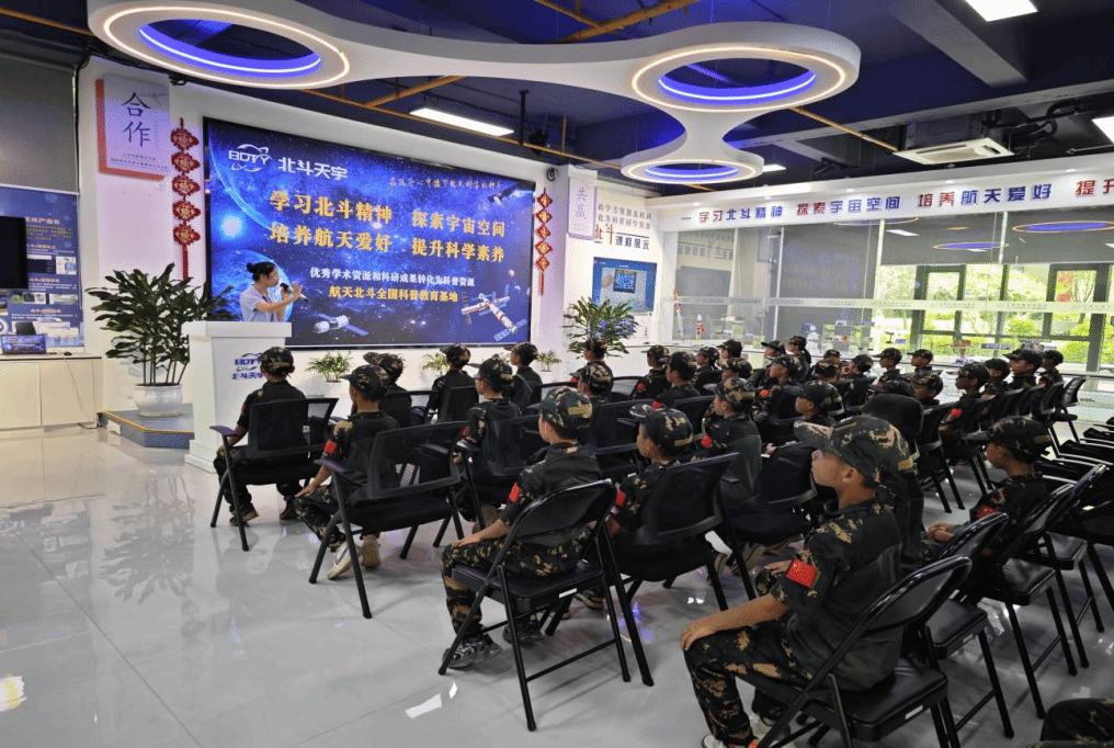 航天基地工作人员给青少年学生讲述北斗精神具体内涵.png