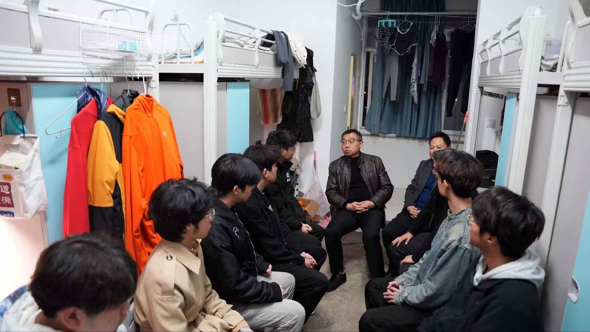 校长王磊深入学生公寓 与学生共话奋斗青春