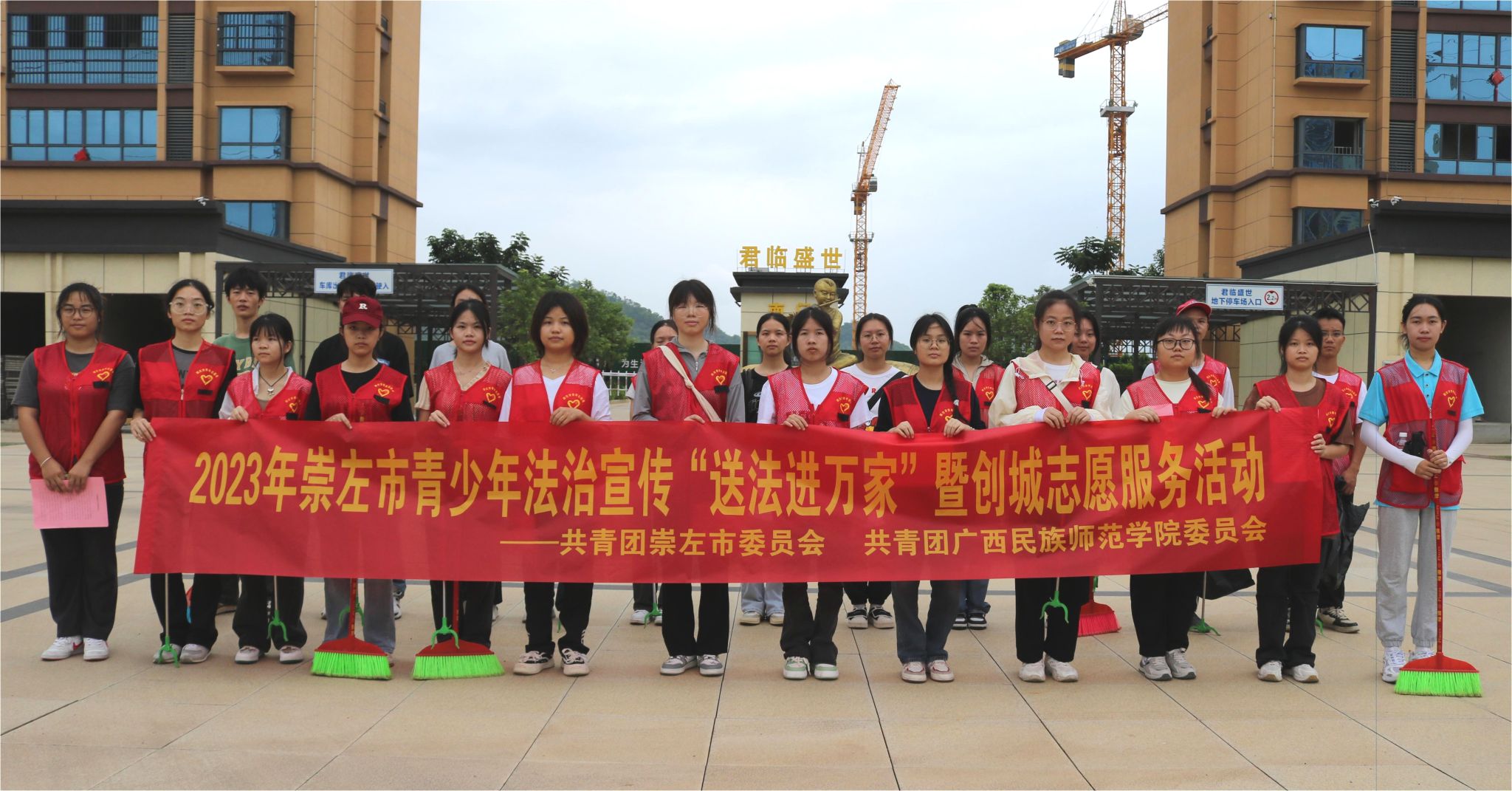 活动合影.jpg 活动合影.jpg