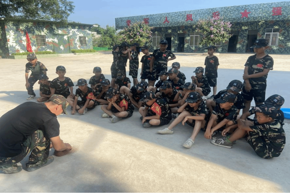 组织广西尖兵特训基地学生开展素质拓展游戏.png