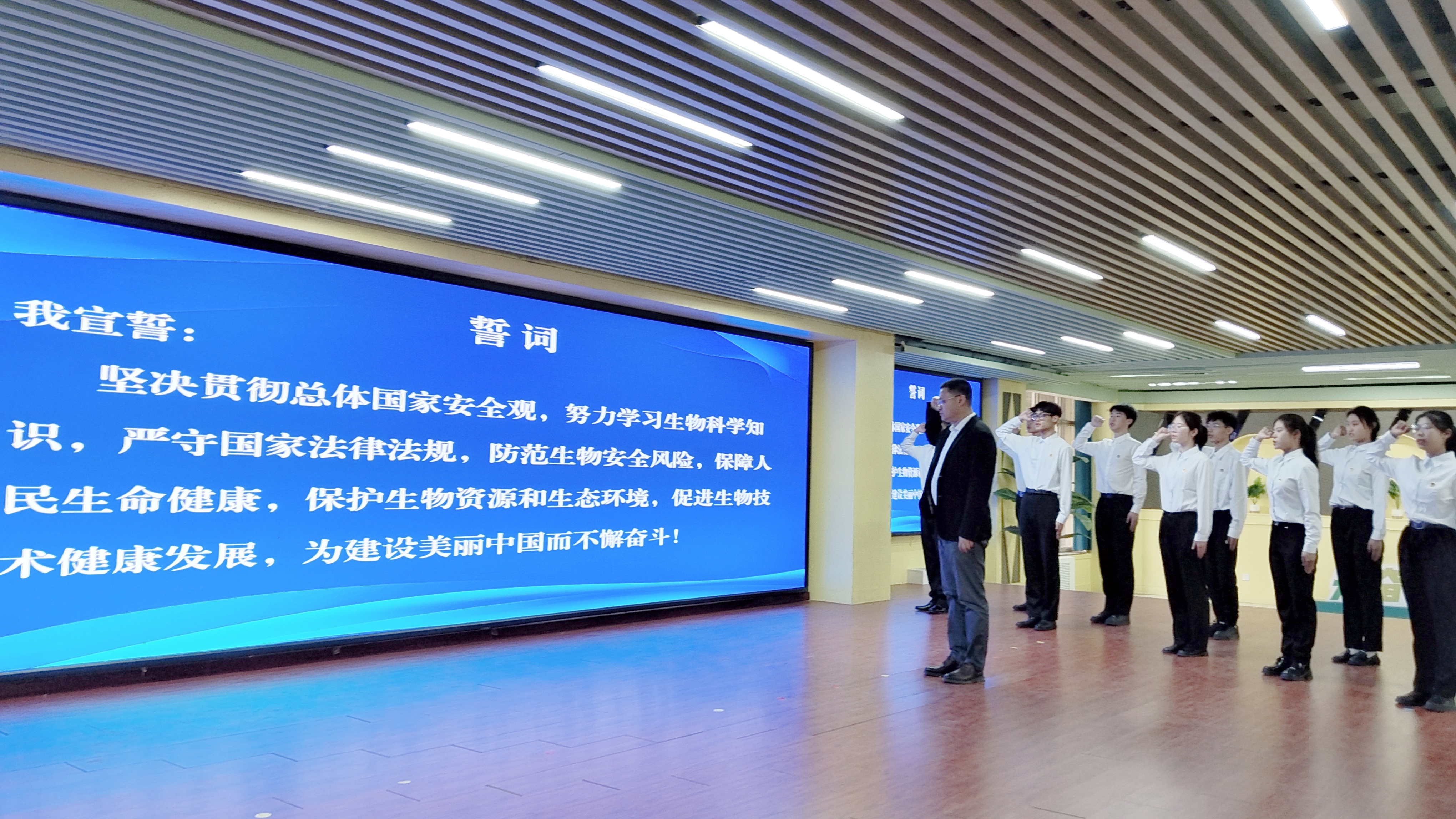 党员工作站全体学生党员宣誓.jpg