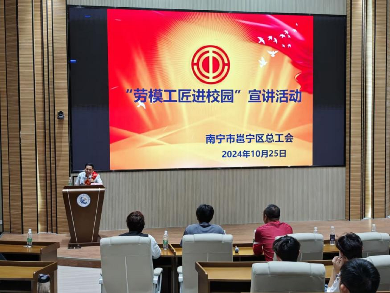 图片2南宁市劳动模范、全国脱贫攻坚先进个人赖运升为师生宣讲png.png