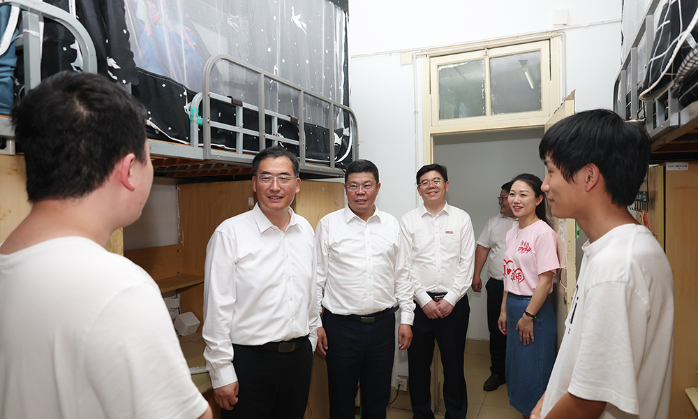 图为校领导深入学生社区看望送别毕业生.jpg