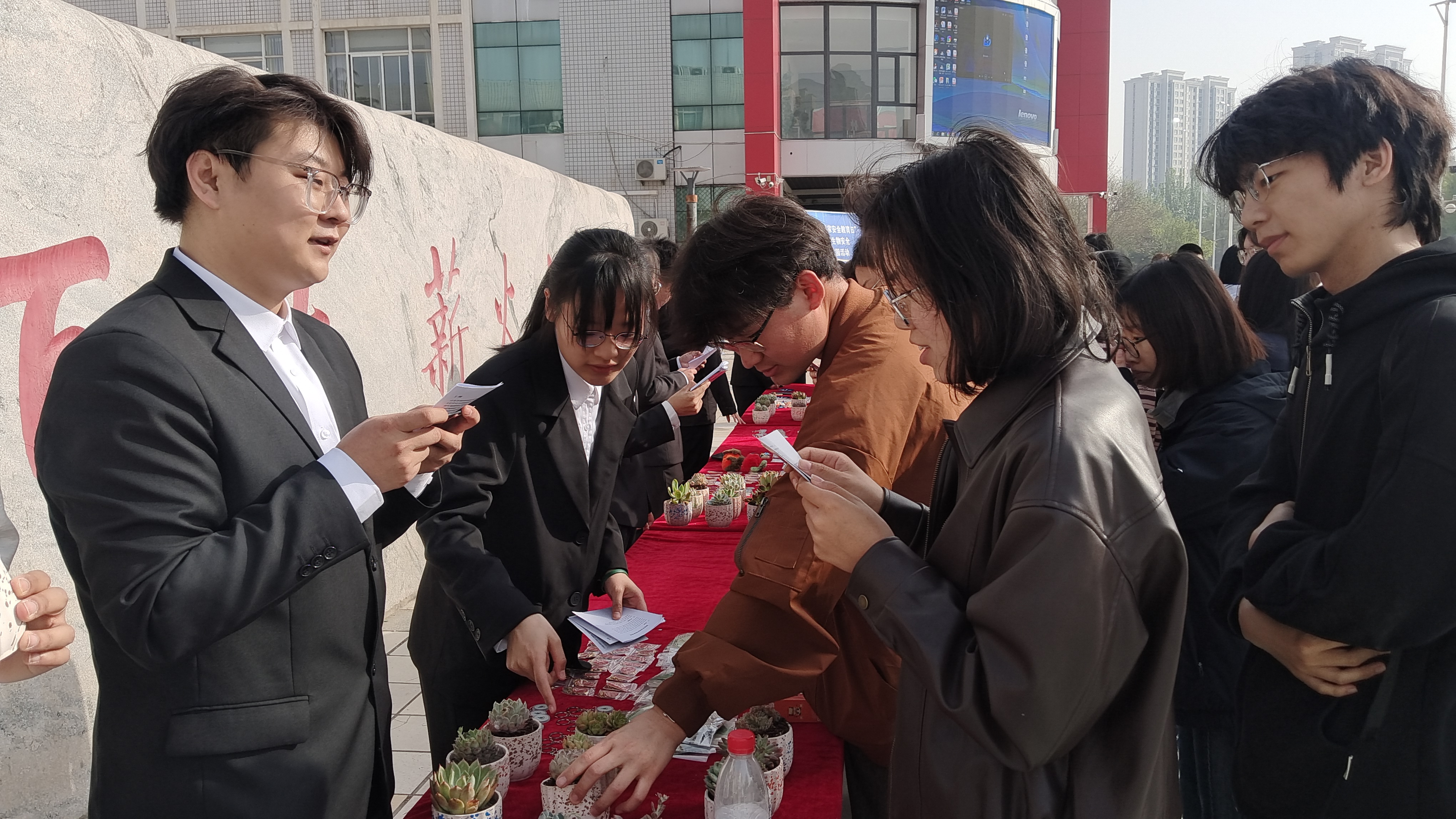 学生党员开展有奖问答活动.jpg