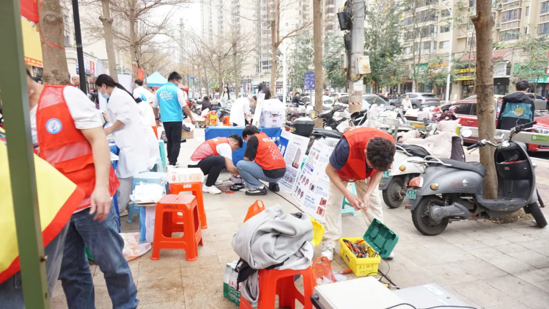 配图2:志愿者用心服务社区居民.png 配图2:志愿者用心服务社区居民.png