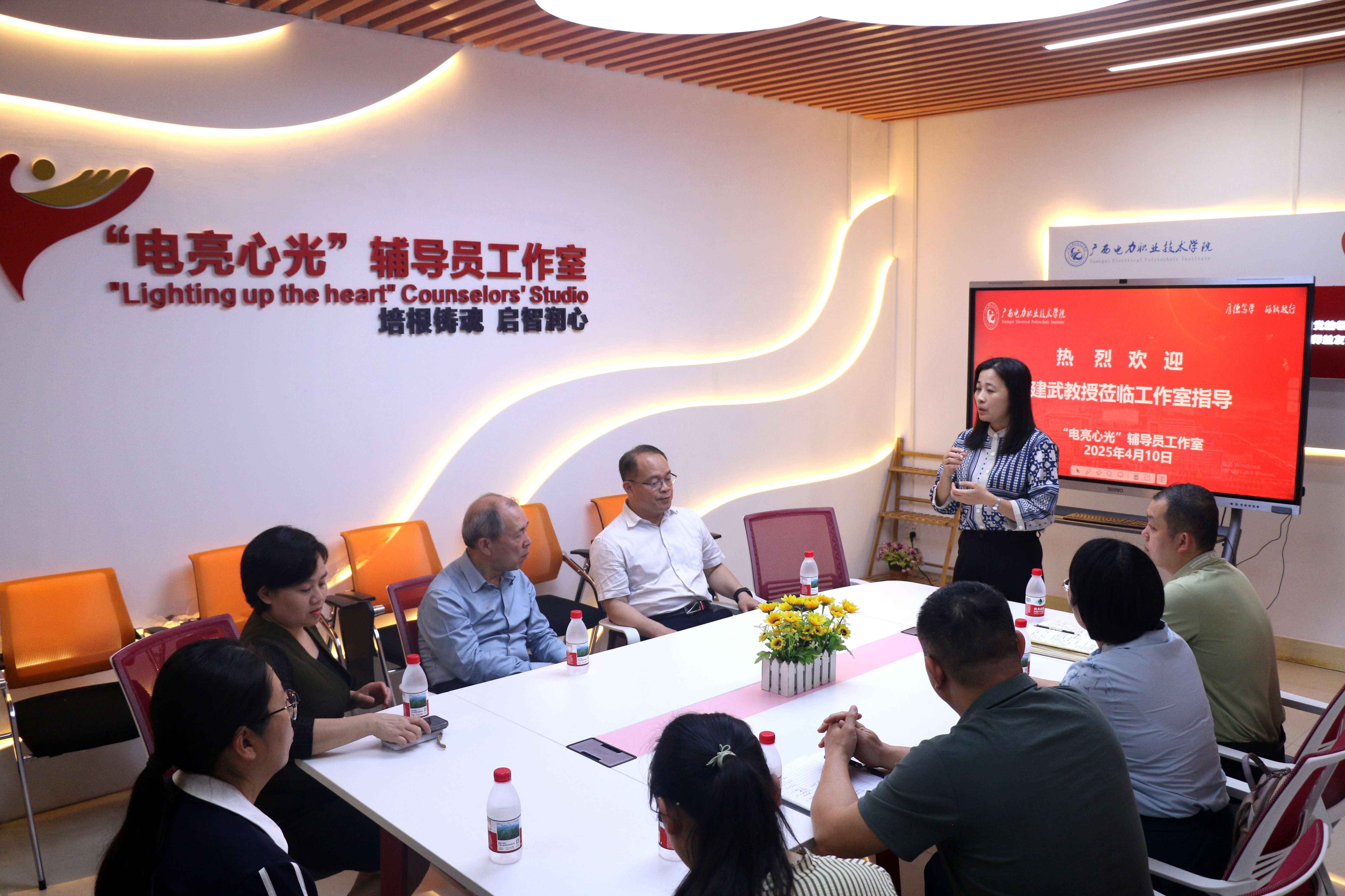 辅导员工作室成员与曲建武教授交流学习.jpg