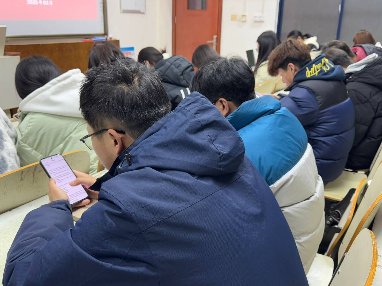 3.同学们进行国家安全知识竞赛答题.png