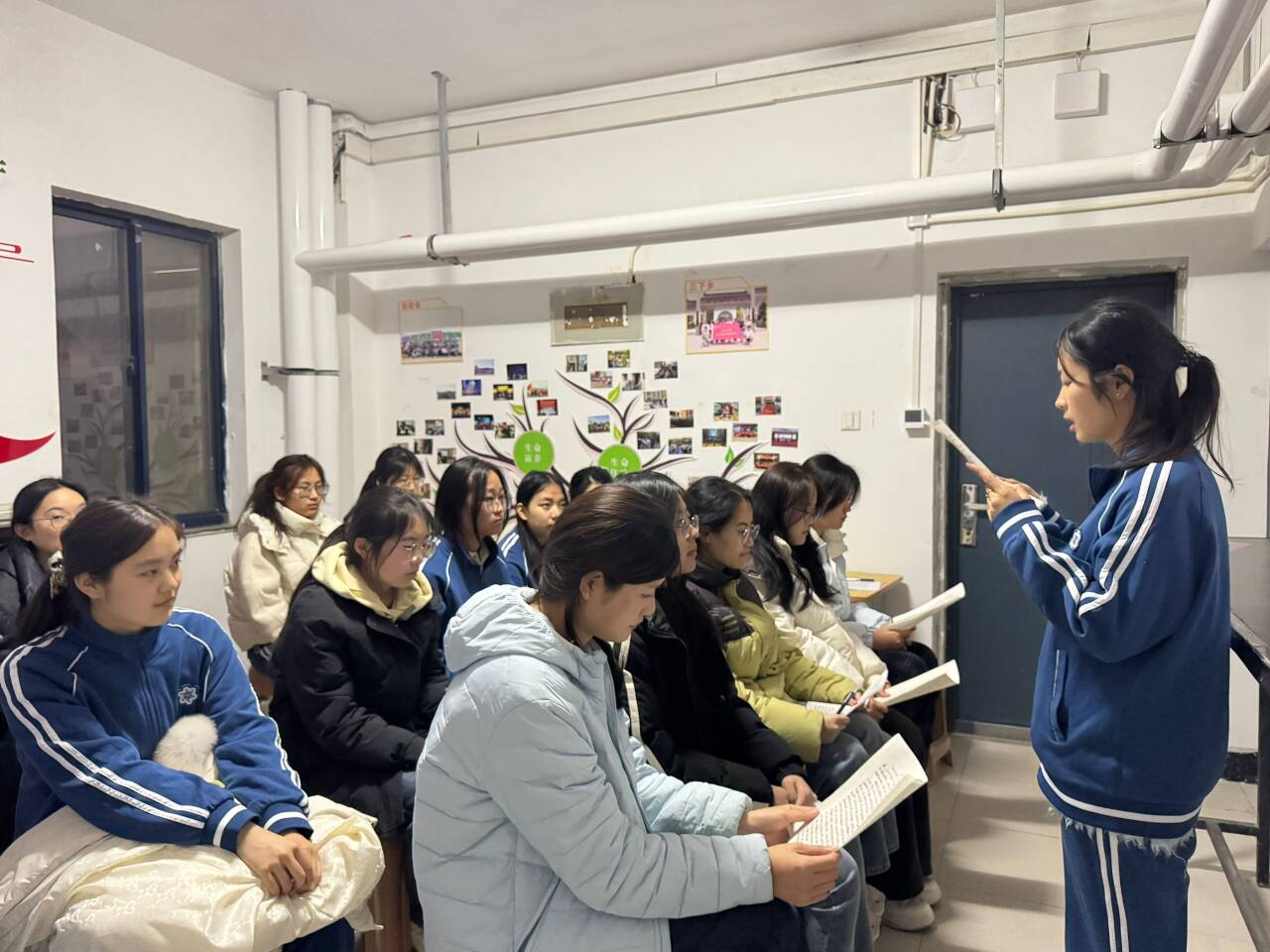 9.同学们进行国家安全绘画征文展示.png