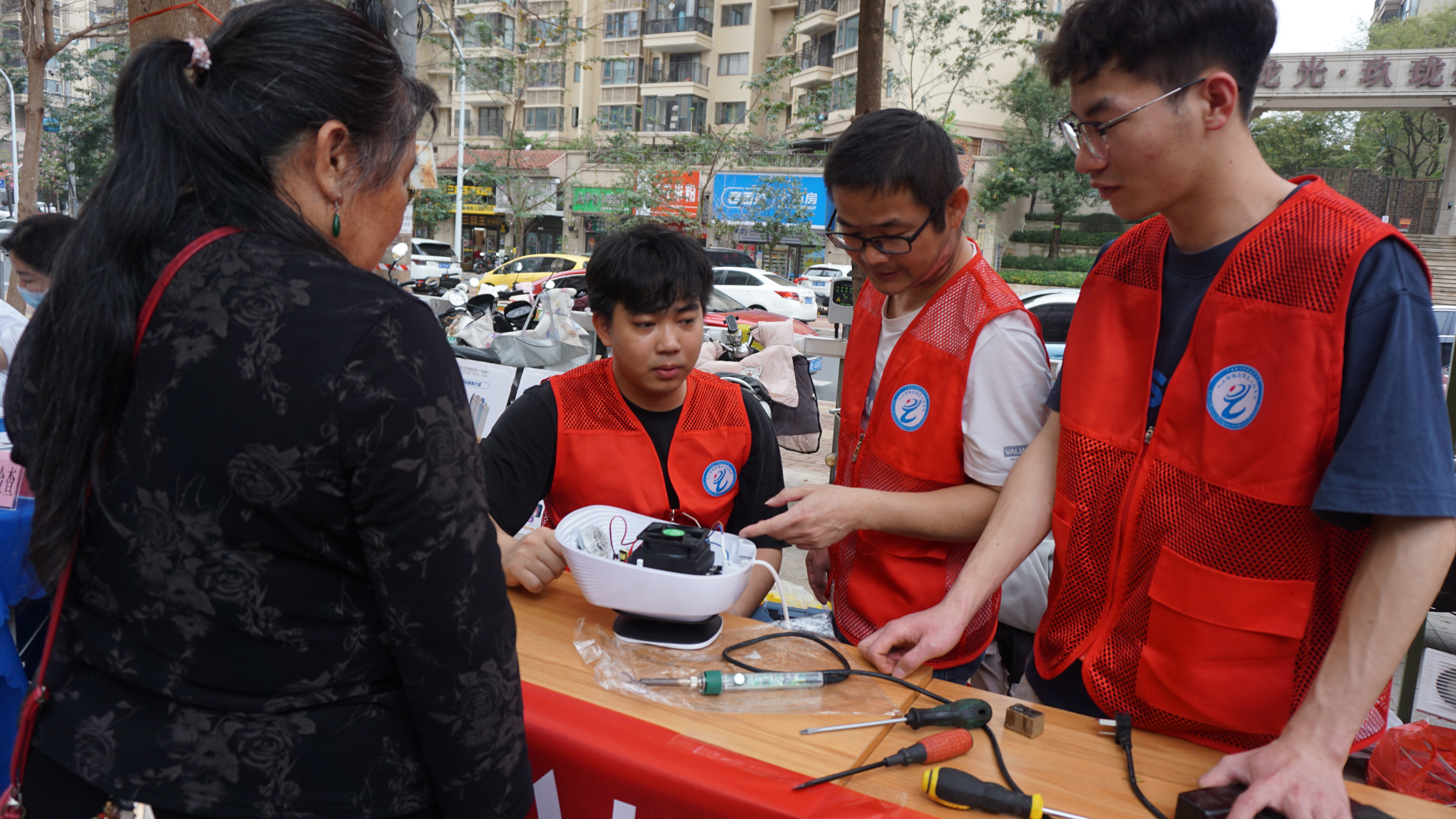 配图2:志愿者正在给居民维修.JPG 配图2:志愿者正在给居民维修.JPG