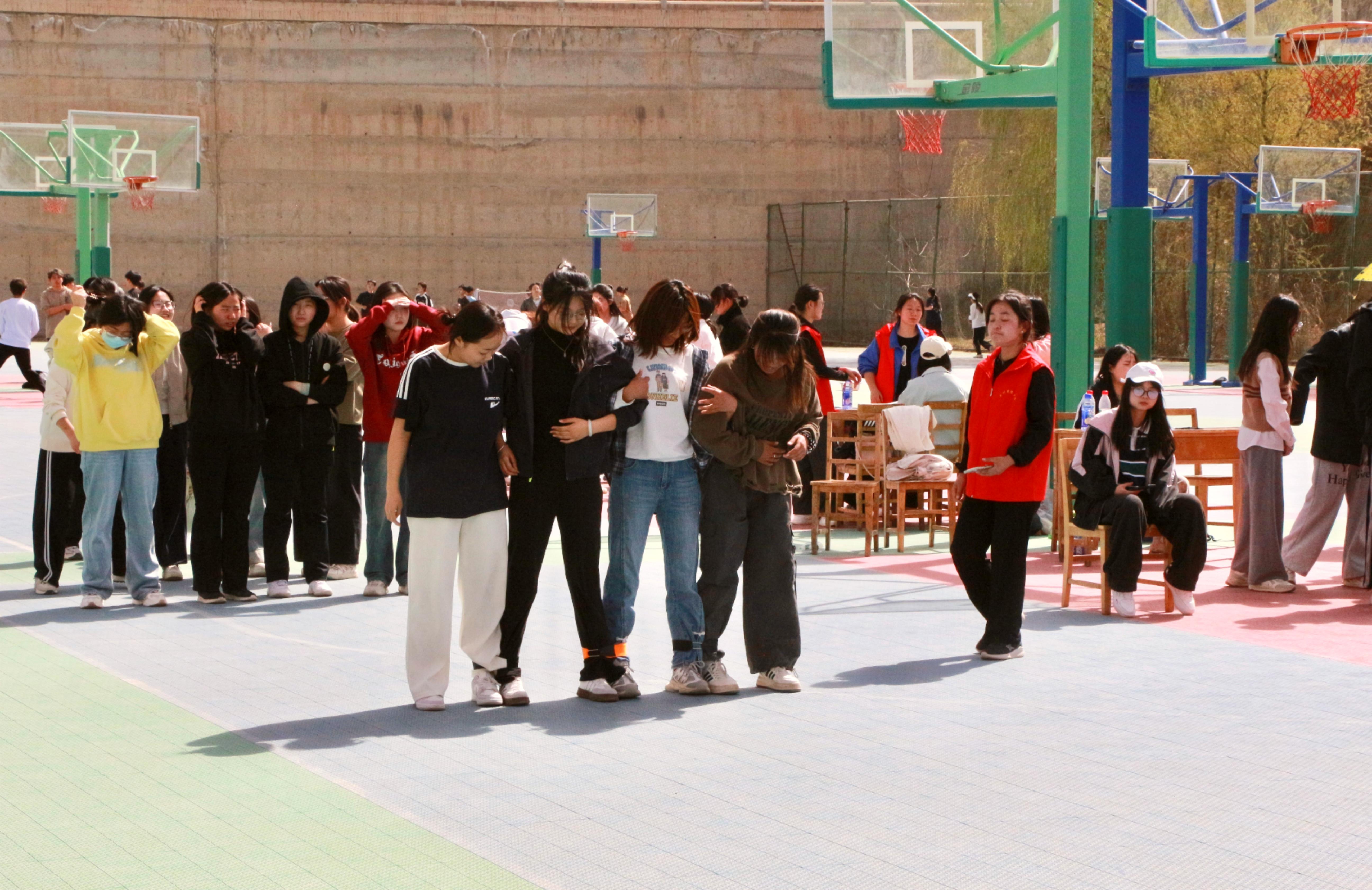 四人五足2.jpg 四人五足2.jpg