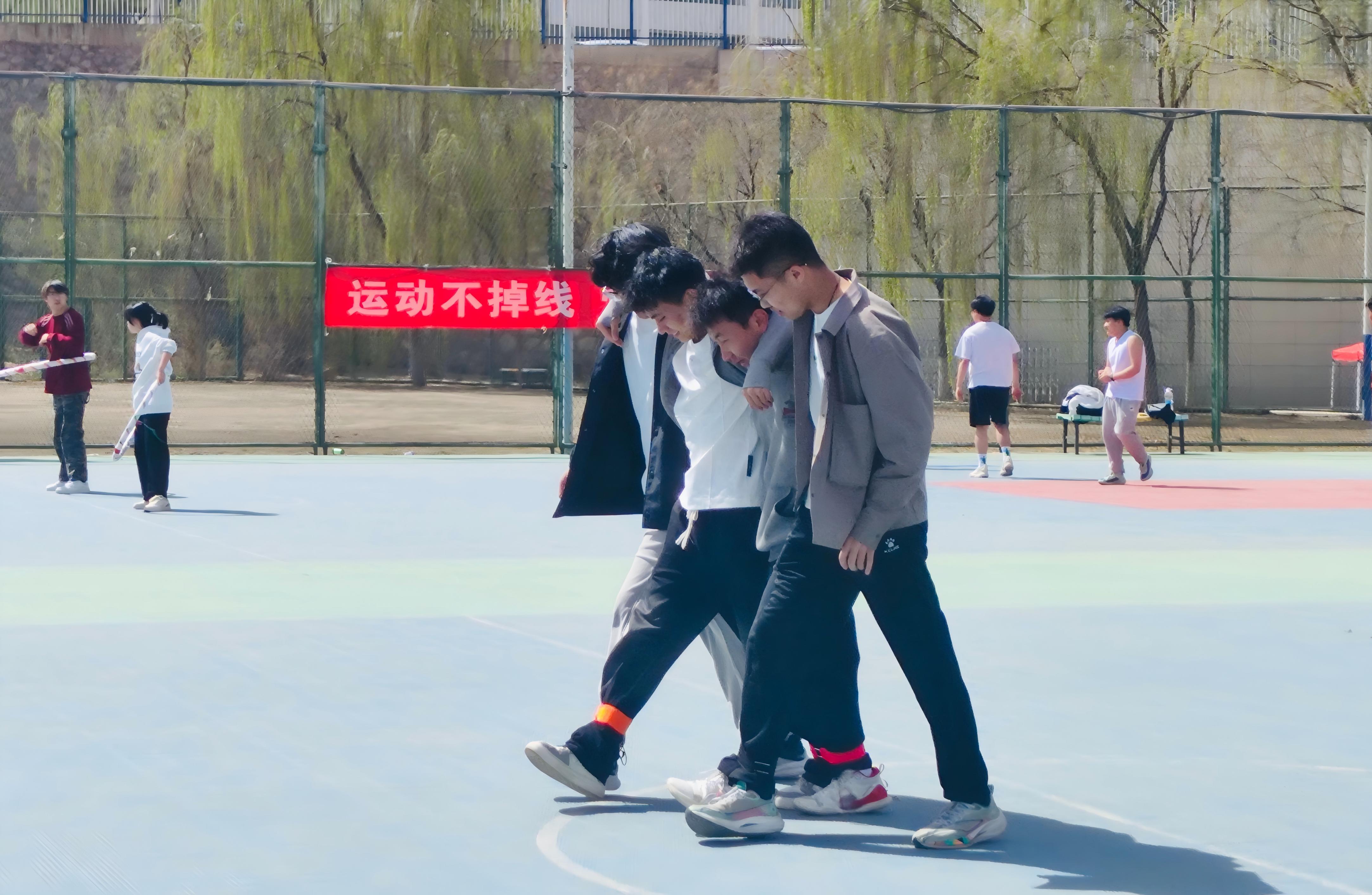 四人五足.jpg 四人五足.jpg