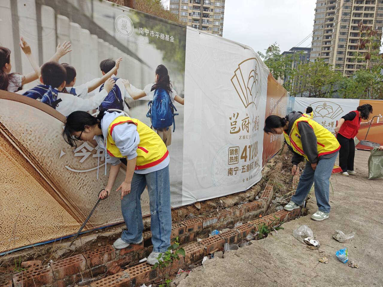 配图1:志愿者正在打扫.jpg 配图1:志愿者正在打扫.jpg