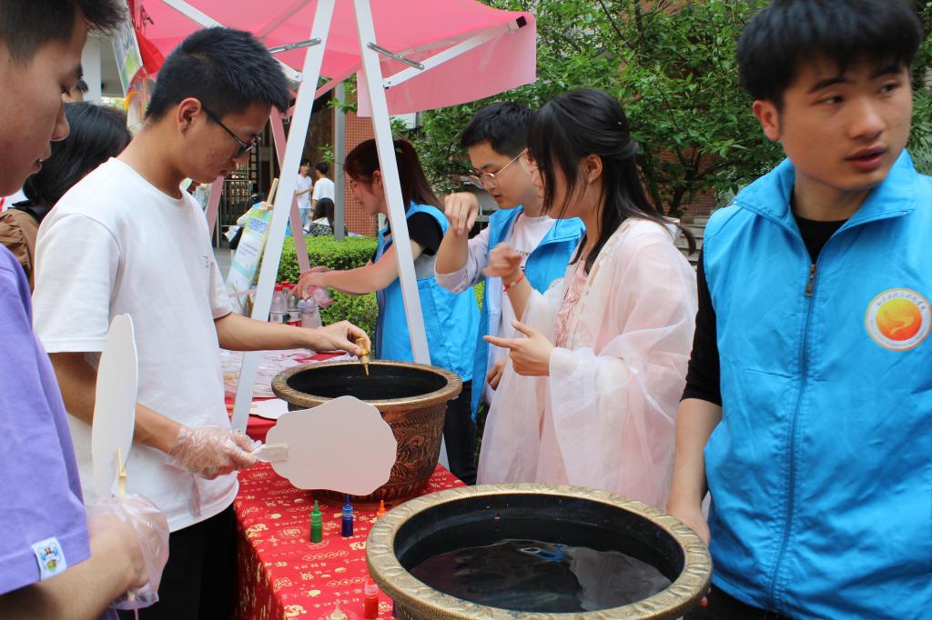 学生们体验非遗漆扇制作.jpg