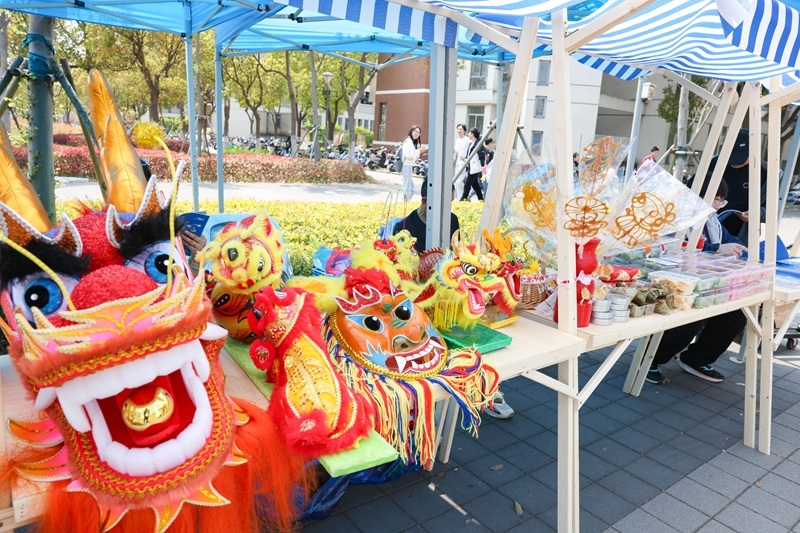 图9 太仓市龙狮制作展示摊位.jpeg