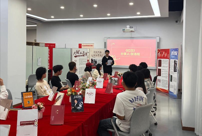 学生参加读书分享会.png