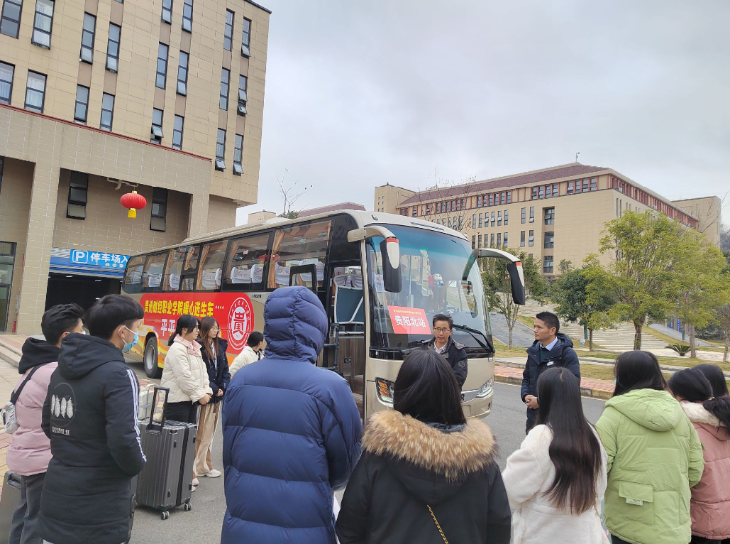 暖心送生车，为学生回家护航    .png