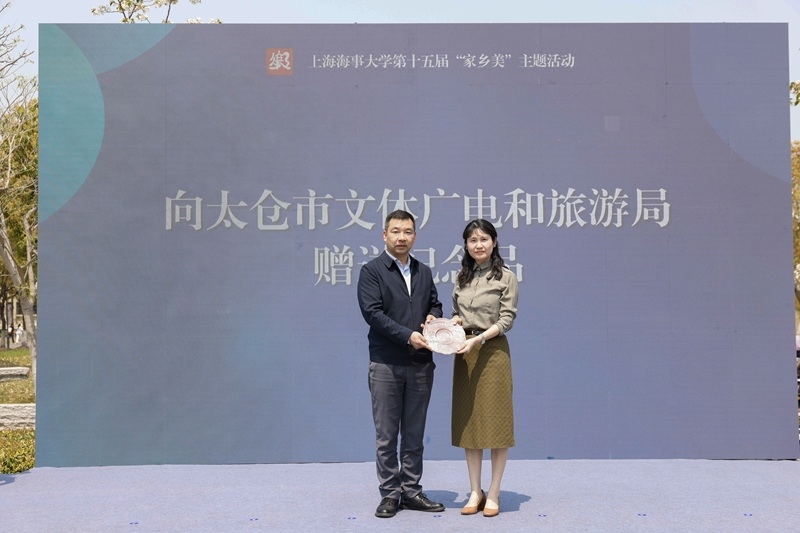 图2 向太仓市文体广电与旅游局赠送学校纪念品.jpeg