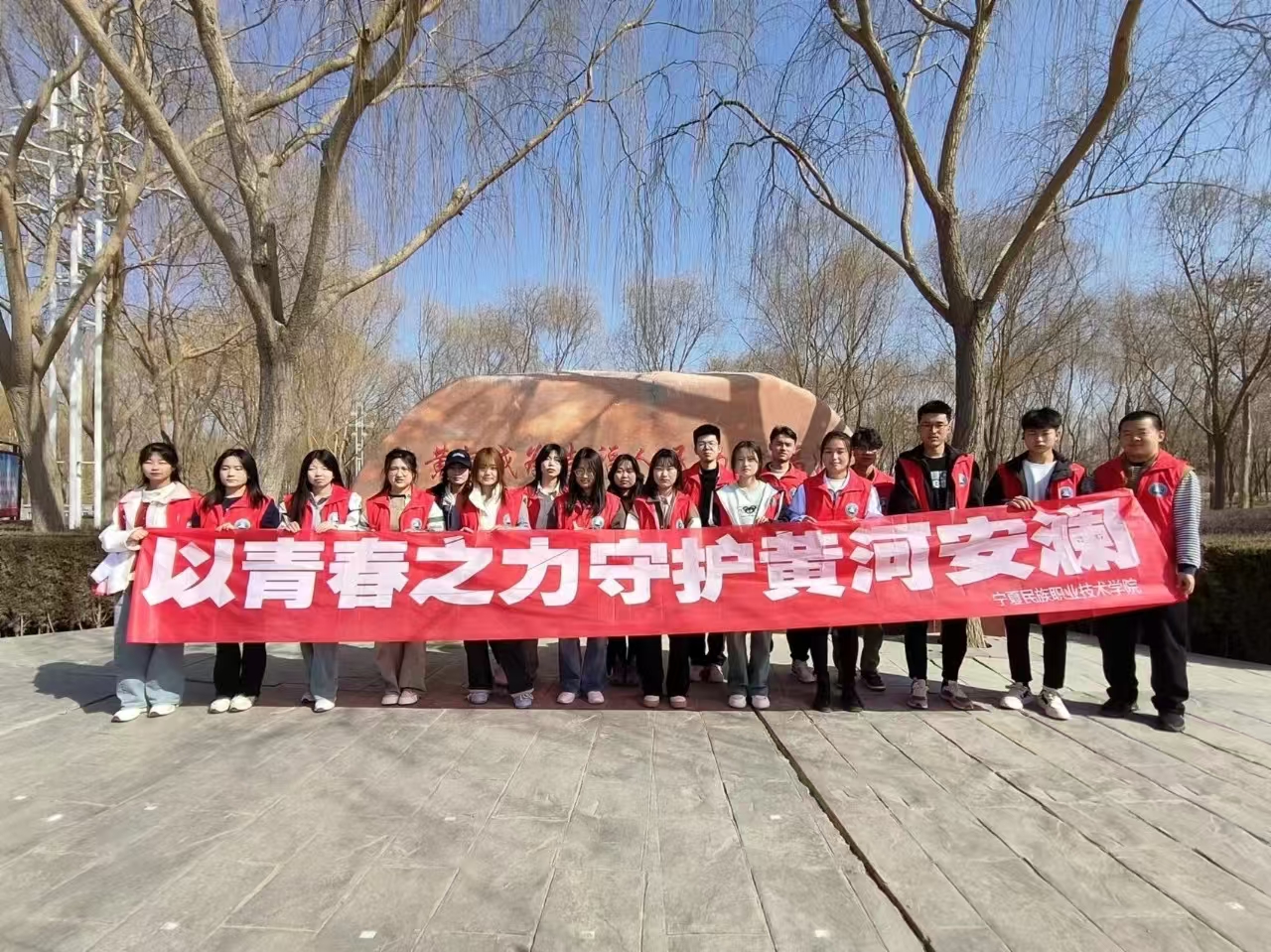 图5.保卫母亲河活动.jpg
