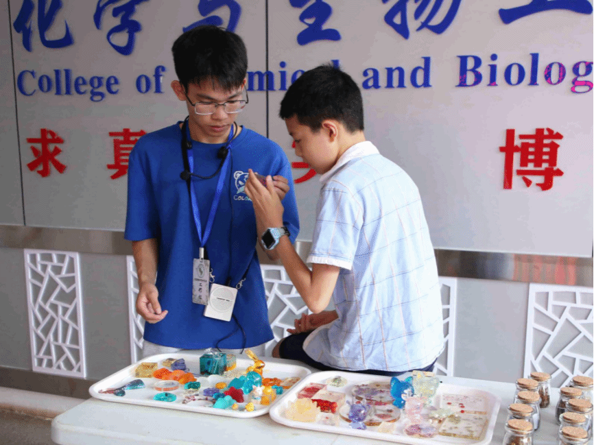 讲解员给学生讲解水晶干花.png