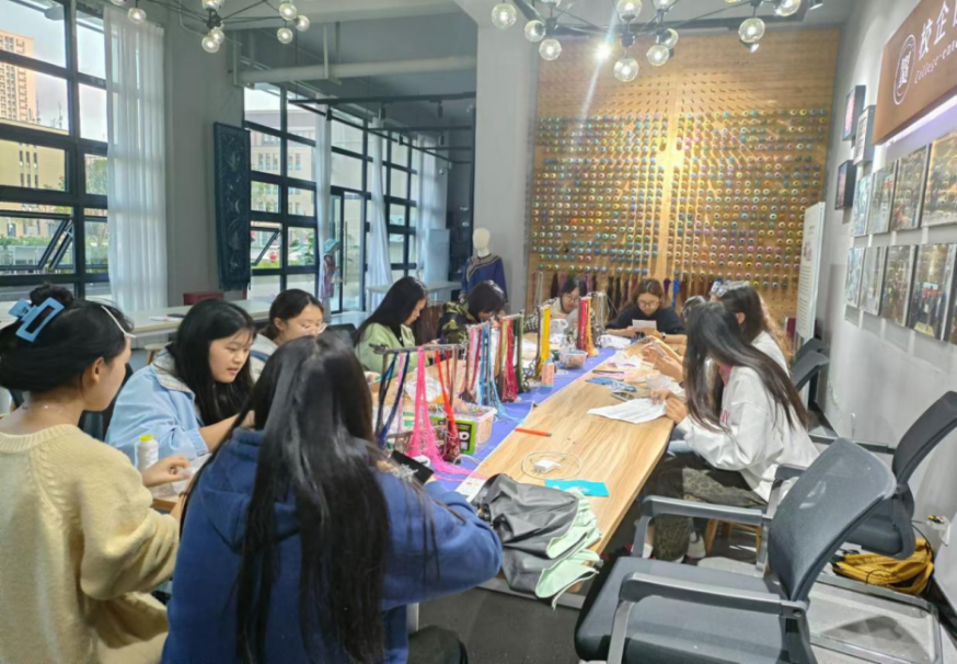 学生制作苗绣作品 .png