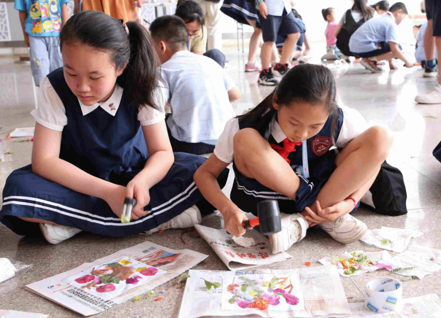 学生进行植物锤染1.png