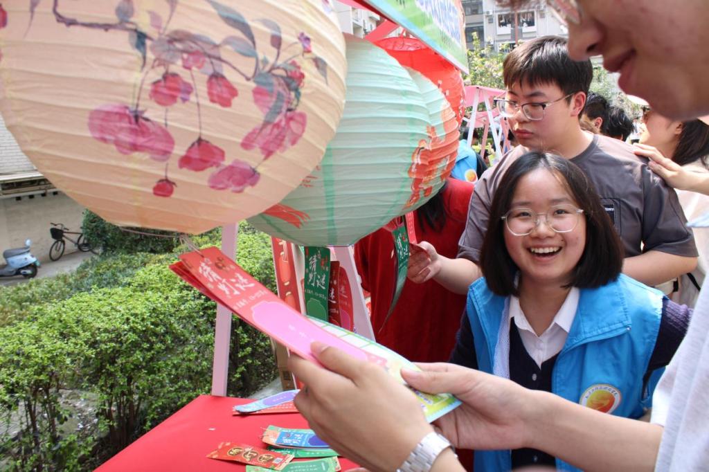 学生在古风灯谜长廊猜灯谜.png