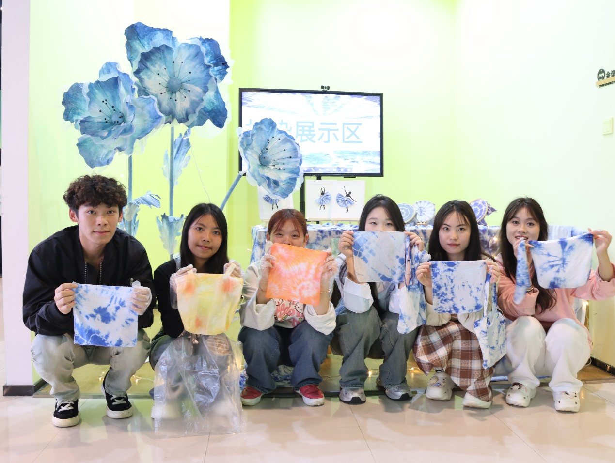 学生非遗扎染活动作品展示.png